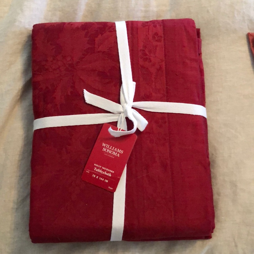 Williams Sonoma Holly Jacquard tablecloth 70 x144